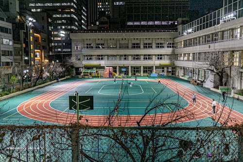 里夫斯状态不佳，半场得到8分，投篮命中率仅为20%